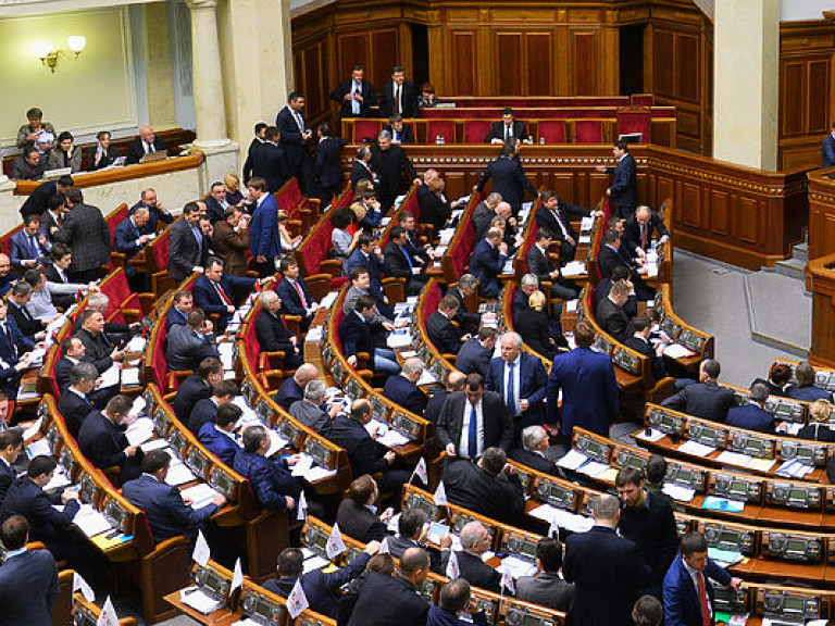 Рада проголосовала за проект изменений в Конституцию 265 голосами
