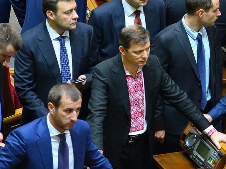 Депутаты  заблокировали президиум и трибуну Верховной Рады (ФОТО)