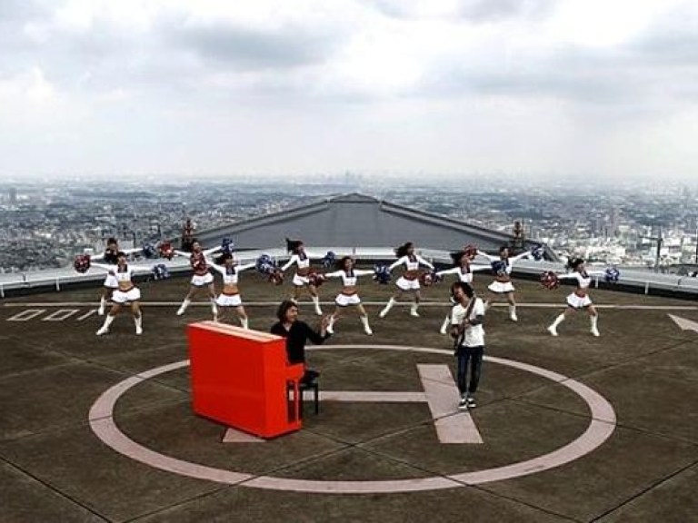 Известный немецкий пианист сыграл на крыше одного из самых высоких зданий Японии (ФОТО)
