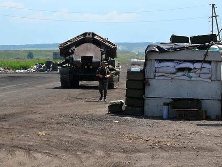 В Донецкой области возле блокпоста на растяжке подорвалась женщина &#8212; МВД