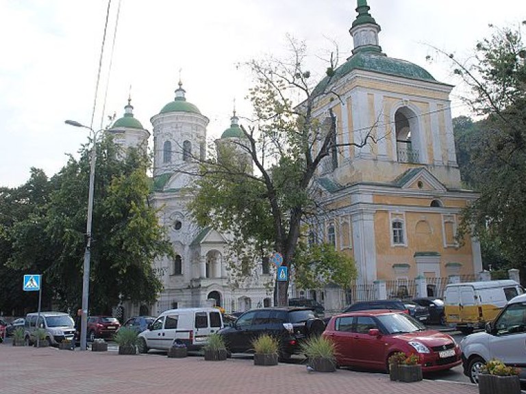 В Киеве на Подоле мужчина угрожал прохожим пистолетом