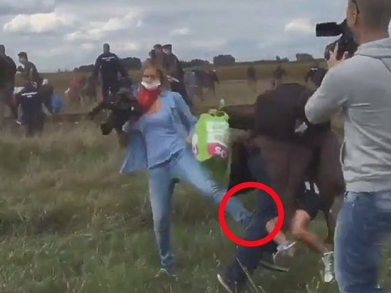 В Венгрии уволили оператора, поставившего подножку беженцу с ребенком (ВИДЕО, ФОТО)