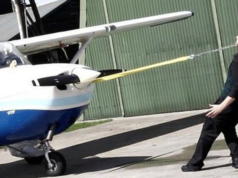 Мировой рекорд: британец сдвинул самолет ушами