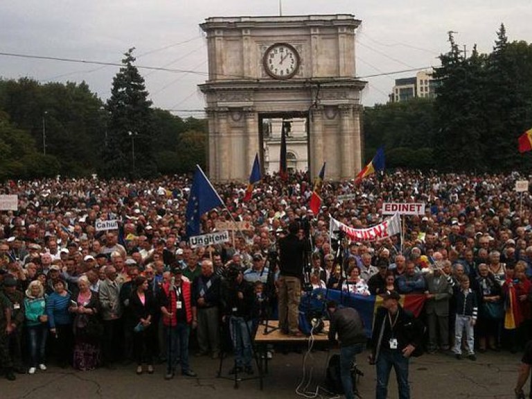 На центральной площади Кишинева продолжают митинговать 15 тысяч человек (ФОТО)