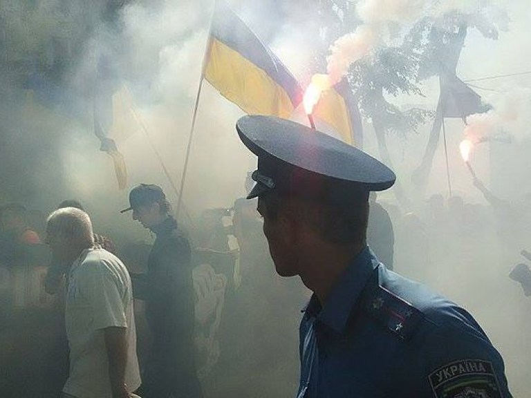 В Одессе состоялся марш протеста, участники использовали дымовые шашки и файеры (ФОТО)