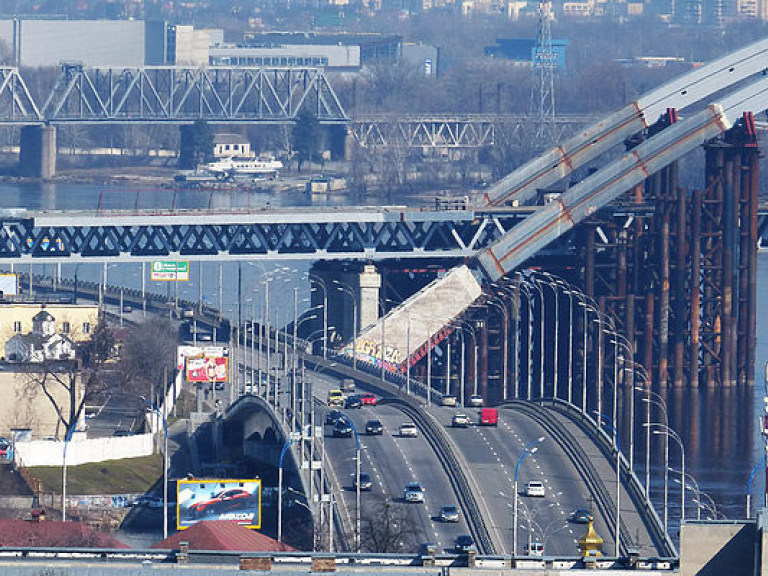 В Киеве злоумышленники воруют с недостроенного Подольского моста сотни килограммов металлолома