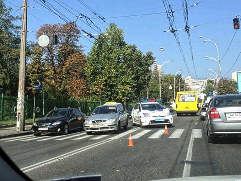 В Киеве на Вышгородской патрульная машина врезалась в такси у пешеходного перехода (ФОТО)