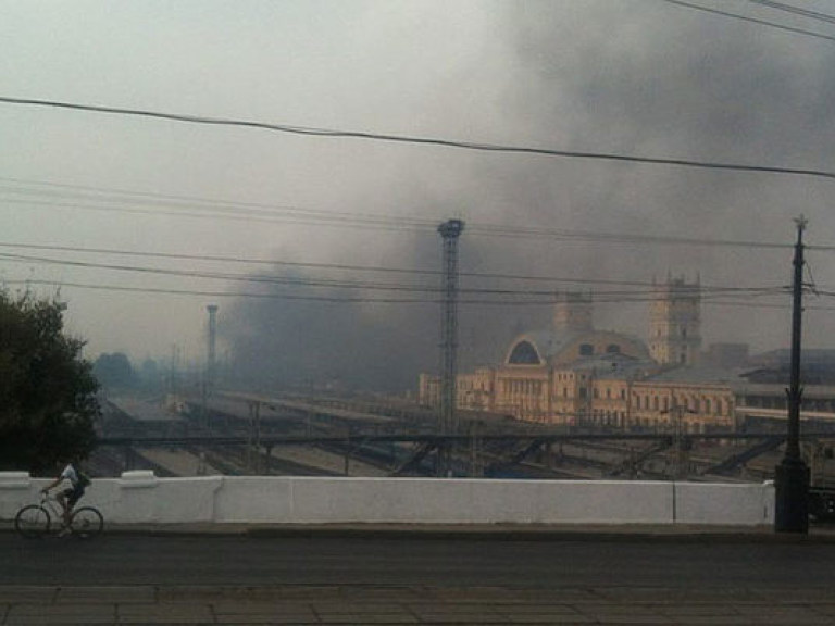 Харьков окутало смогом из-за пожара на вокзале (ФОТО)