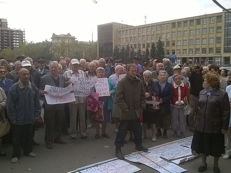 В Николаеве депутаты горсовета и активисты от Компартии провели акцию протеста против тарифного геноцида (ФОТО)