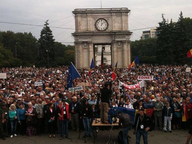 В Кишиневе 8 тысяч граждан вышли на акцию протеста под здание парламента