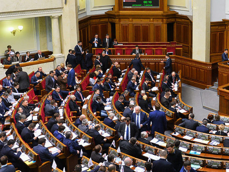 Парламент начал работу, в зале — 295 парламентариев