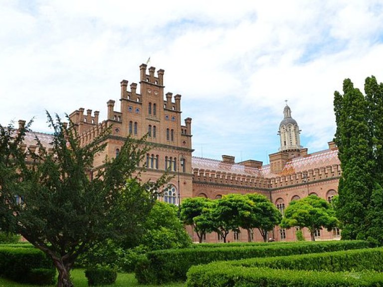 В Черновцах &#171;минировали&#187; университет, из здания эвакуировали студентов и преподавателей