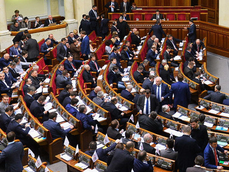 Парламент начал работу, в зале — 256 парламентариев