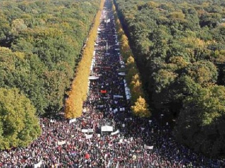 В Берлине десятки тысяч граждан вышли на протесты против зоны свободной торговли между ЕС и США (ФОТО)