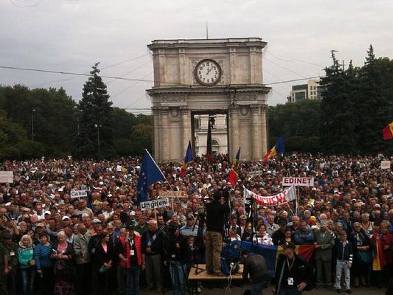 Протестующие в Кишиневе заблокировали центральный проспект (ФОТО)