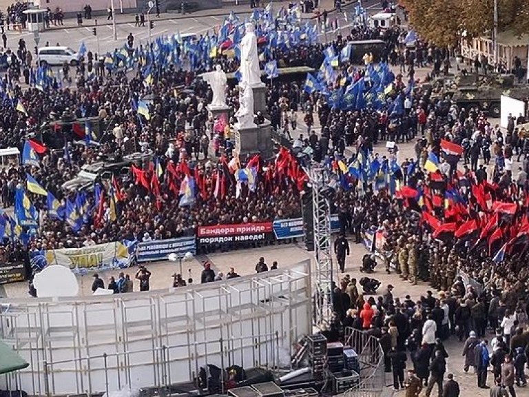 В Киеве милиция изъяла у участников митинга кастеты, ножи, пиротехнику (ВИДЕО)