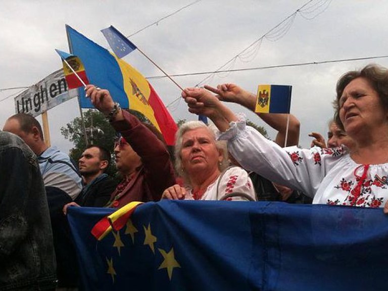 В Молдове активисты заблокировали парламент