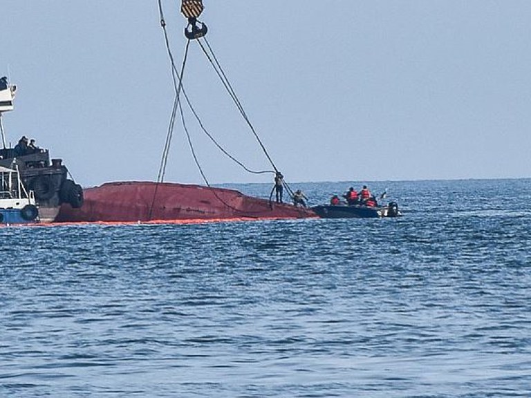 Затонувший катер &#171;Иволга&#187; подняли из воды (ФОТО)