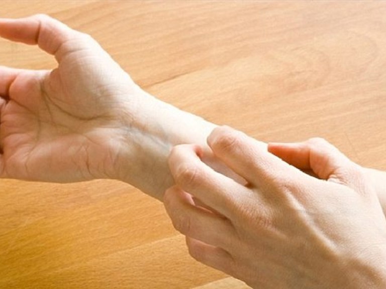 Количество родинок на правой руке указывает на риск развития рака кожи — исследование