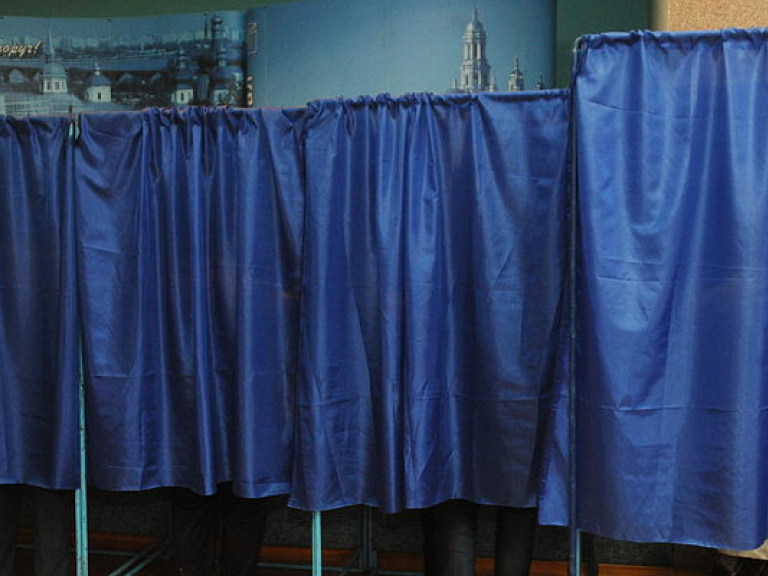 В Киеве в Соломенском районе избирательный участок устроили в тесном коридоре