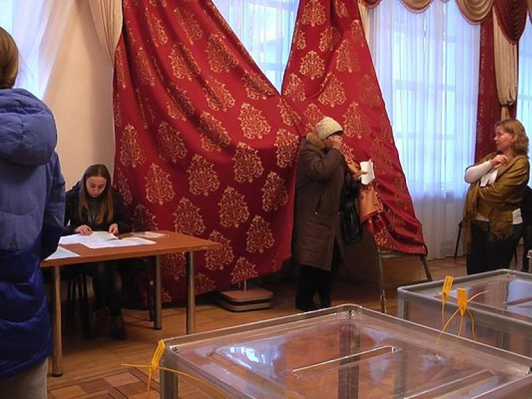 В Сумах избиратели голосуют заворачиваясь в шторы, а в Одессе &#8212; на подоконниках (ВИДЕО)