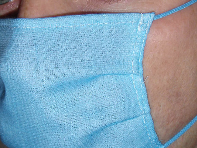 Врач: Заболевший должен соблюдать «кашлевой этикет» и носить марлевую повязку