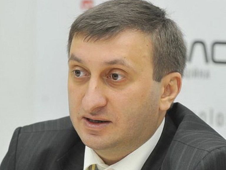 Яценюк пытается сыграть в «обновление» правительства вместо своей отставки — эксперт