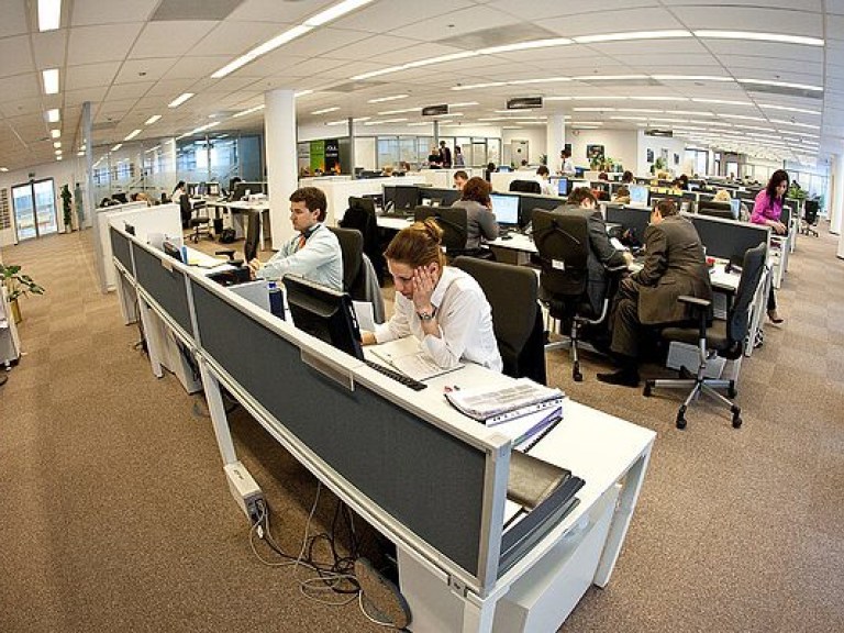 Медики советуют офисным работникам трудиться стоя, а не сидя