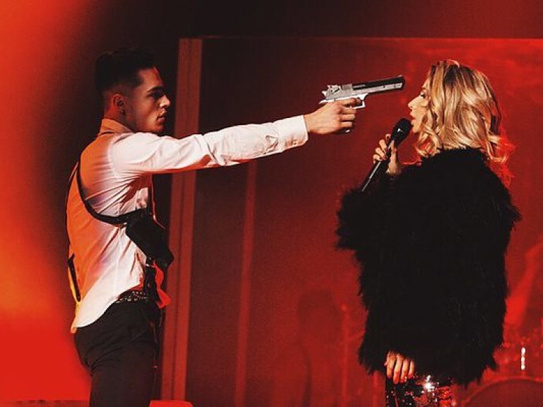 В Херсоне LOBODA на бис вышла в байковом халате