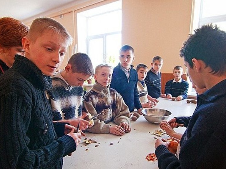 Детей в школах социальной реабилитации содержат в тюремных условиях &#8212; эксперт