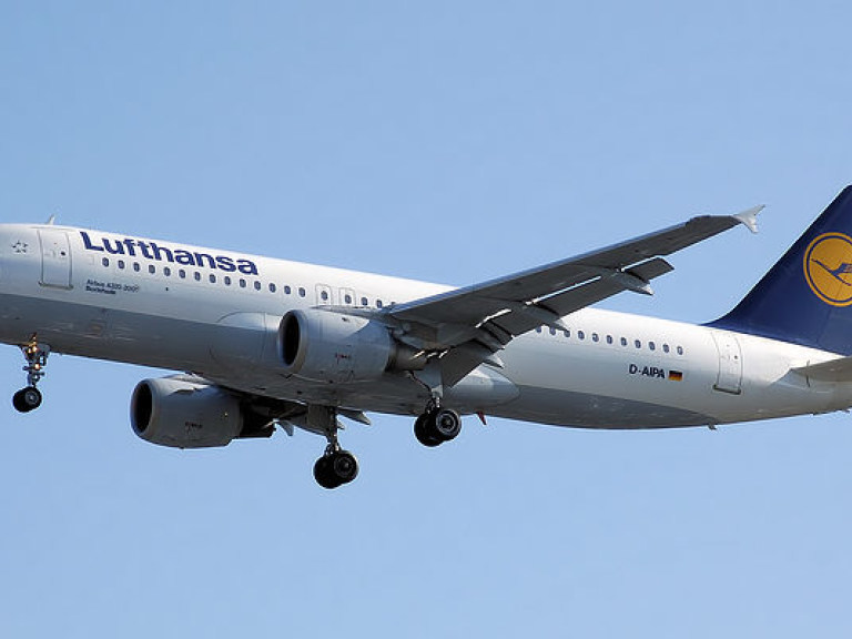 Сотрудники Lufthansa продлили забастовку, отменены свыше 900 авиарейсов