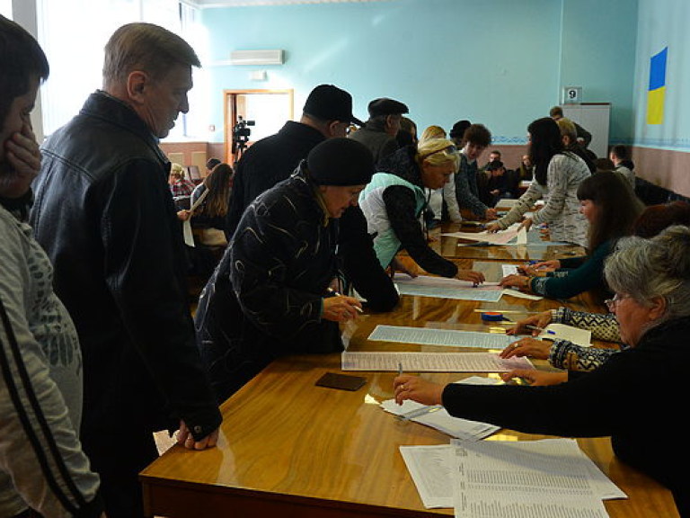 Избирательные участки в Украине закрылись: явка была рекордно низкой