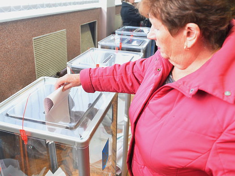 В Херсоне на одной из урн для голосования обнаружили отсутствие пломб