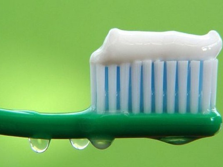 Привычка чистить зубы предотвращает артрит — медики