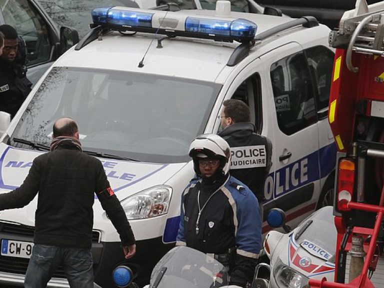 Франция продлила режим чрезвычайного положения еще на три месяца
