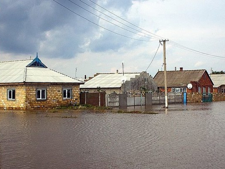 На Закарпатье Тиса вышла из берегов, региону угрожает потоп (ФОТО)