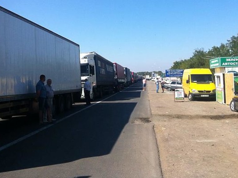 По требованию Порошенко грузопоток в сторону Крыма прекращен