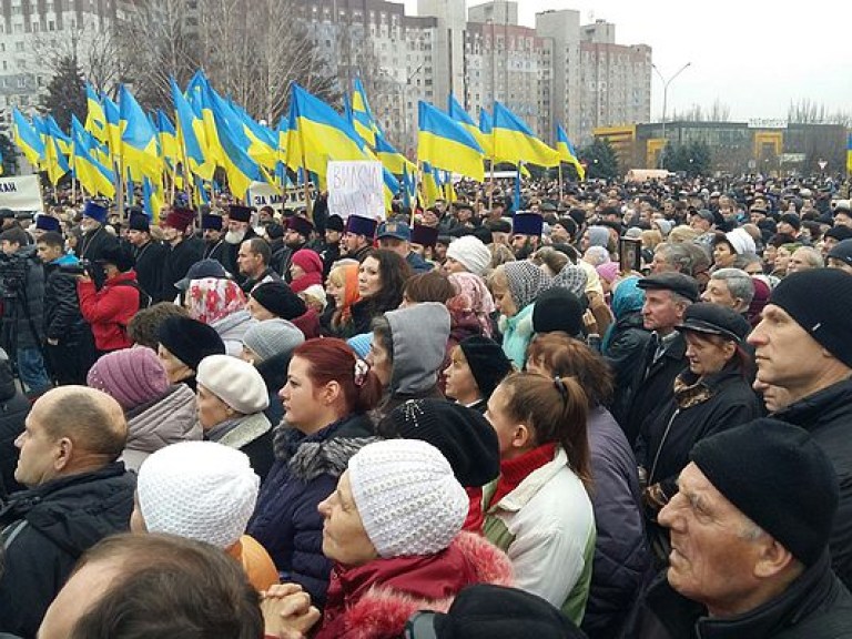 В Кривом Роге прошел многотысячный митинг: не дадим киевским, львовским и днепропетровским рейдерам захватить Кривбасс (фото)