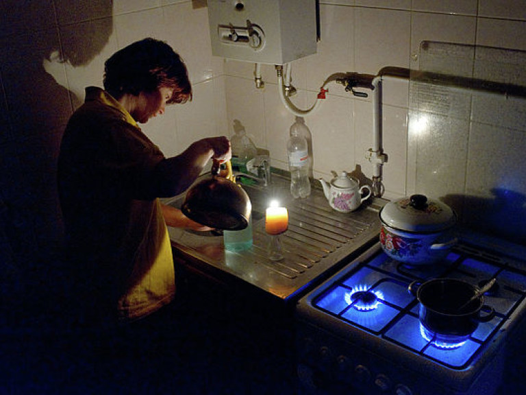 Переговоры о восстановлении электроснабжения Крыма продолжаются, а жители мерзнут в своих квартирах и часами стоят в очередях