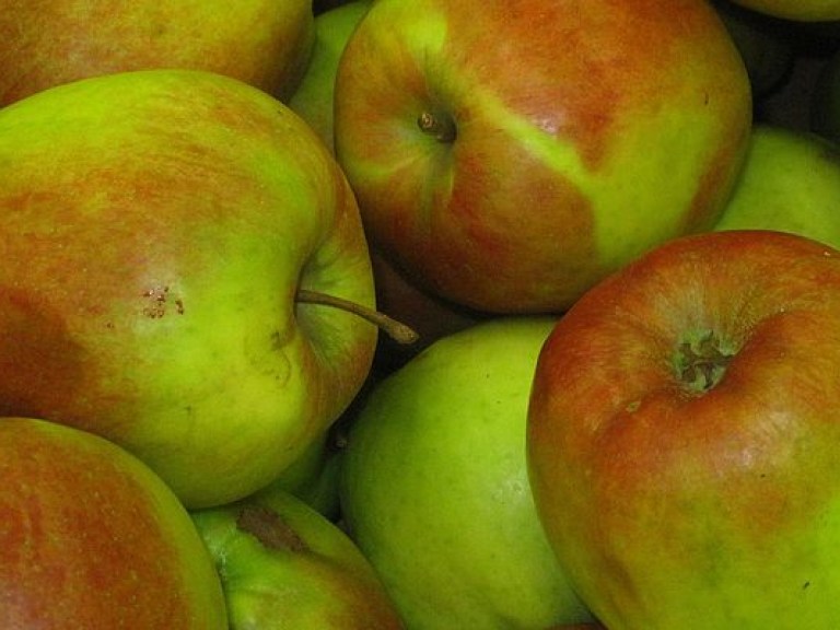 В столичных супермаркетах подешевела хурма и яблоки