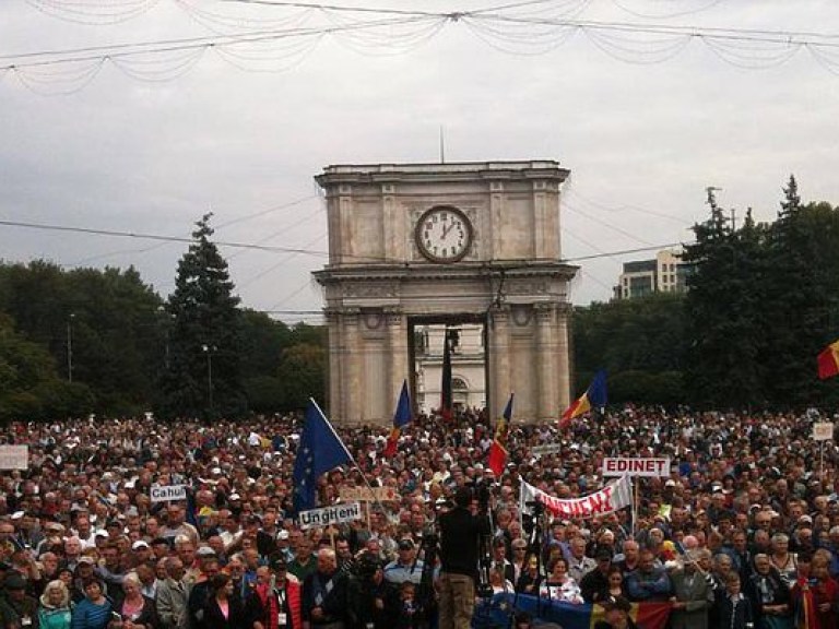 В Молдове прошли многотысячные антиправительственные митинги (ФОТО)