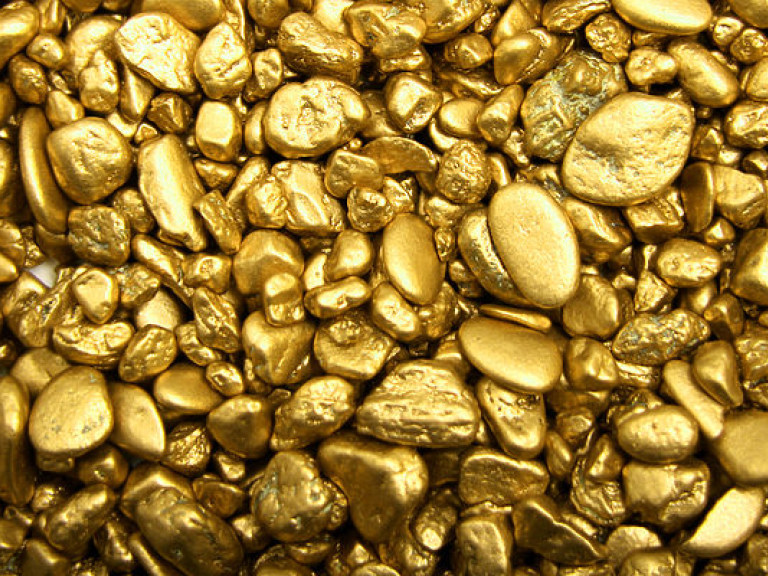 Цены на золото на мировом рынке упали до пятилетнего минимума