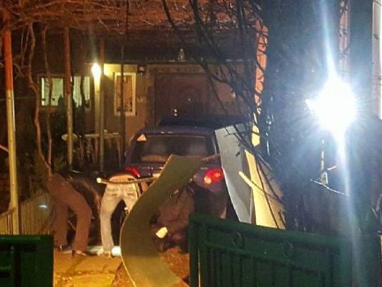 Возле магазина в Ужгороде ночью прогремел взрыв