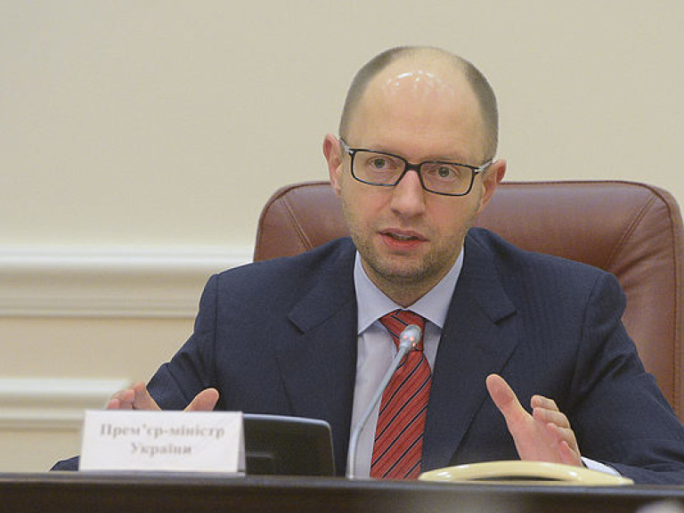 Украина возобновит подачу электричества двум заводам в Крыму — Яценюк