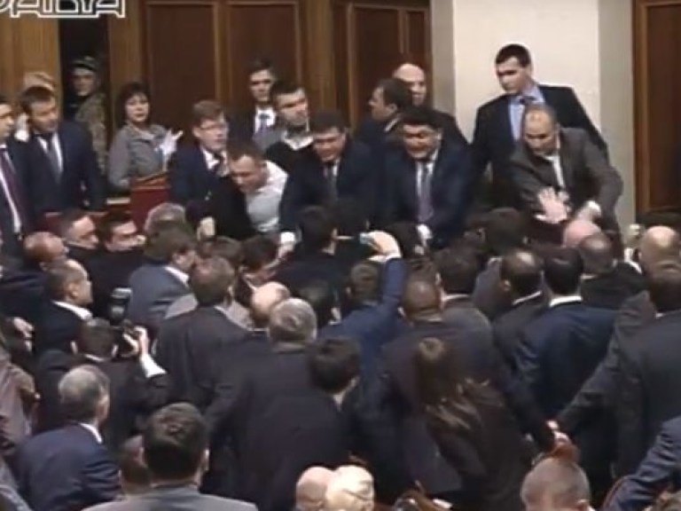 Депутаты массовой дракой сорвали выступление Яценюка в Верховной Раде (ВИДЕО)