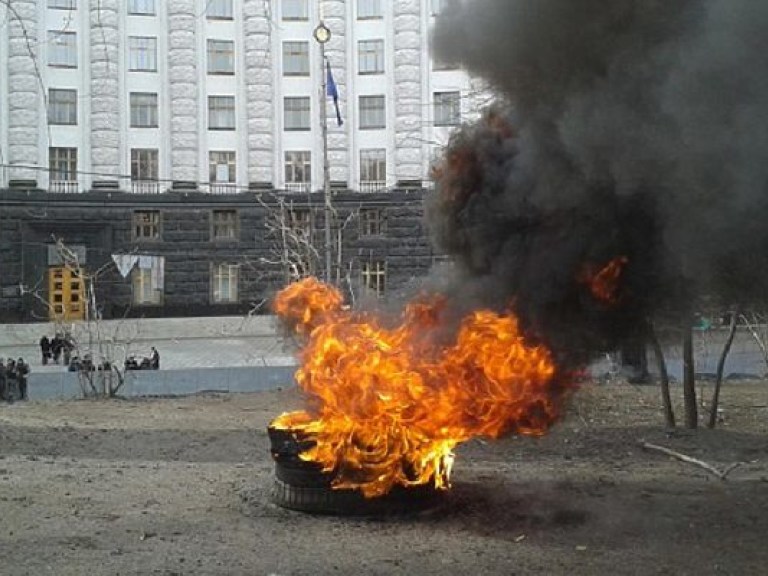 Под Радой требуют отставки Кабмина: забросали парламент морковкой и сожгли виселицу с дохлым кроликом
