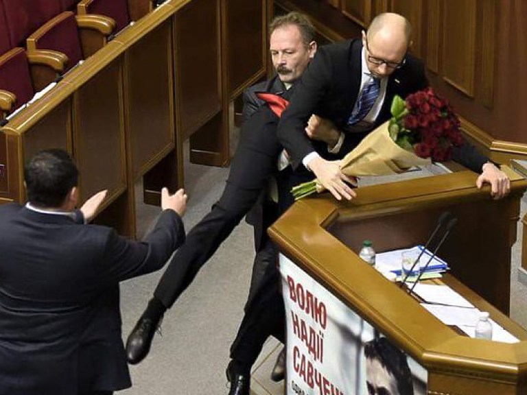Отставка Яценюка отложена, но депутаты дерутся уже от одного его вида – политолог
