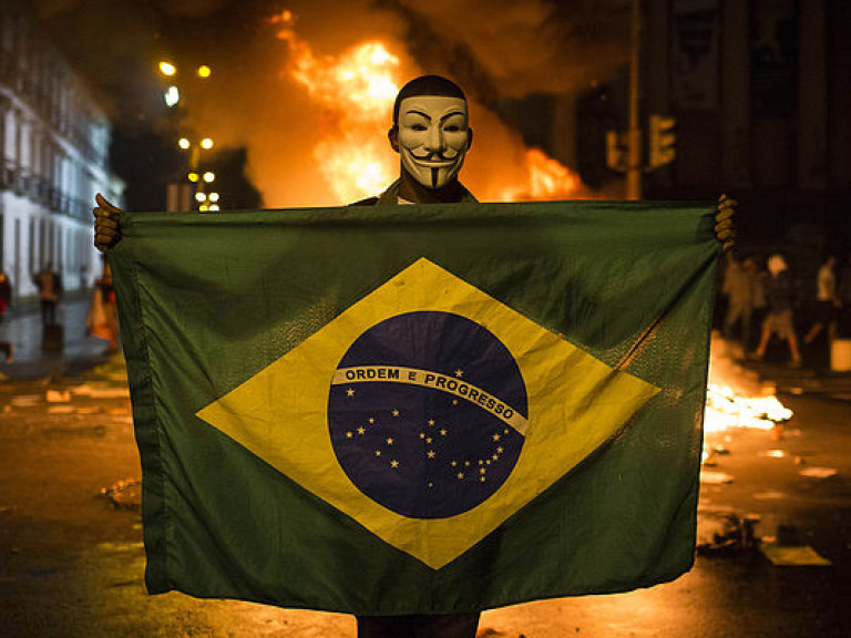 Население Бразилии вышло на массовые акции протеста за отставку президента (ФОТО)