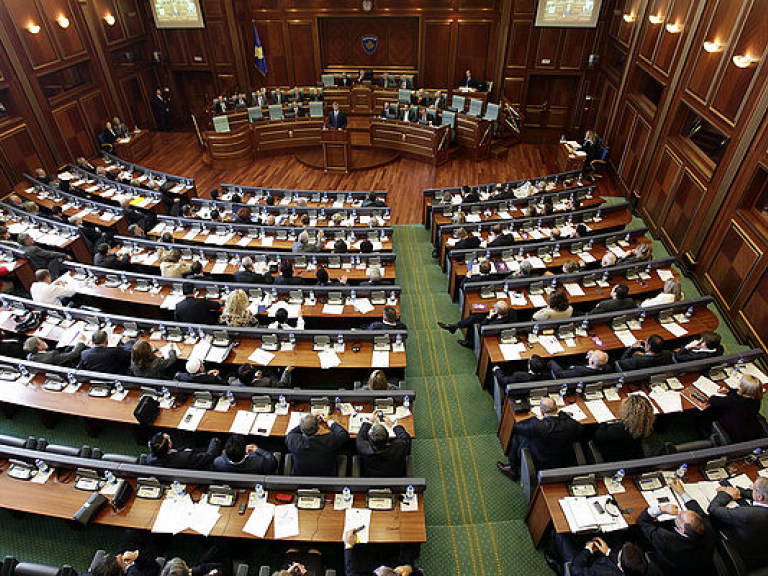 В парламенте Косово оппозиция распылила слезоточивый газ (ФОТО)
