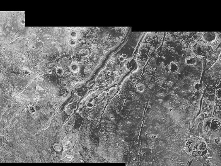 Ученые NASA обнаружили на Плутоне новый ландшафтный ансамбль (ФОТО)